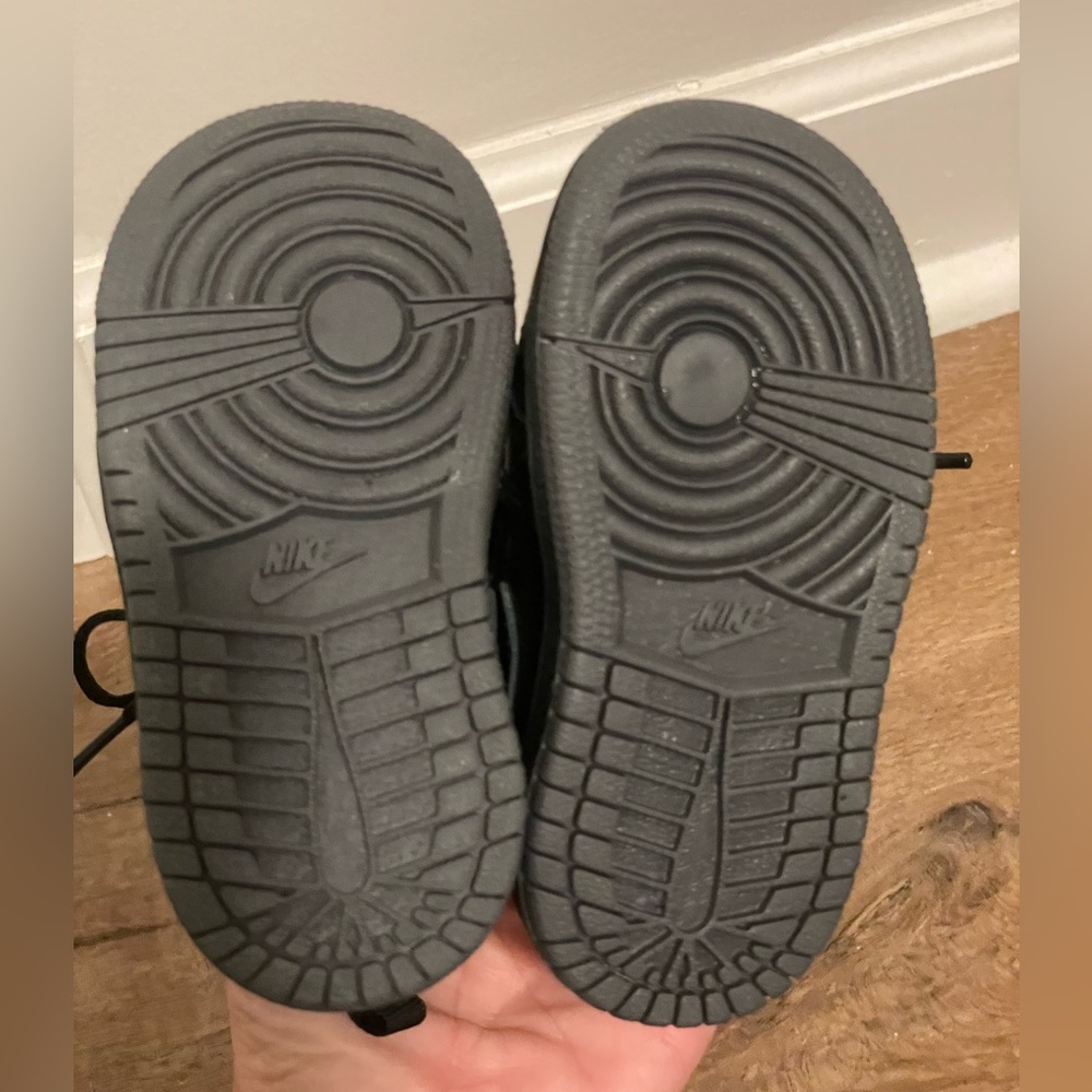 Nike ‘Black out’ Jordan 1 SE size 5C - Picture 5 of 9